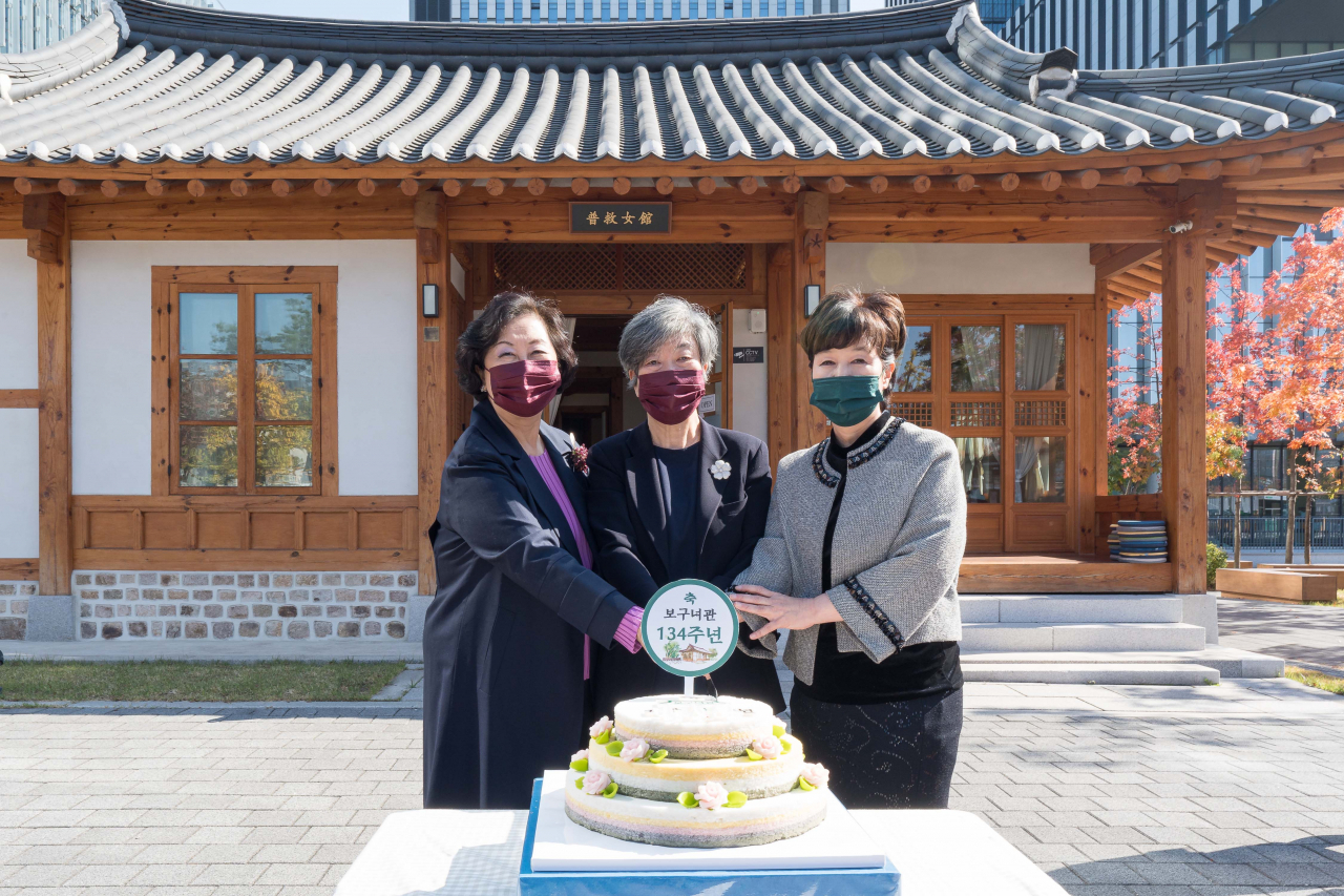 지난 27일 서울 강서구 이대서울병원에서 보구녀관 134주년 기념행사가 진행됐다. (사진 왼쪽부터)김은미 이화여대 총장, 장명수 이화학당 이사장, 유경하 이화의료원장이 축하케익을 자르고있다.