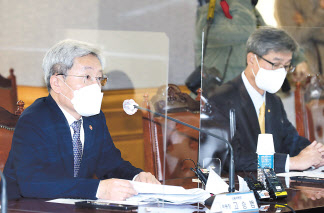 고승범 금융위원장은 28일 서울 중구 은행연합회관에서 진행된 은행업계 간담회에서 발언하고 있다. [금융위원회]