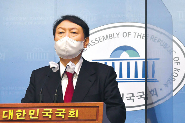 국민의힘 대선 경선후보인 윤석열 전 검찰총장이 28일 국회 소통관에서 대국민 지지호소문을 발표하고 있다. 이상섭 기자