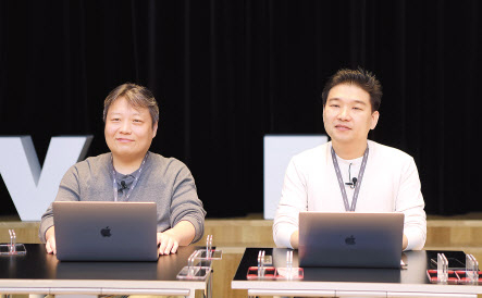 김상범(왼쪽)·최재호 네이버 서치 CIC 책임리더. [네이버 제공]