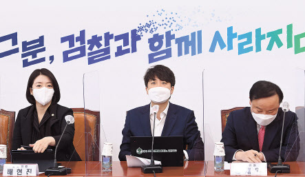 더불어민주당 이재명 대선 후보가 27일 서울 관악구 신원시장을 방문, 한 상인에게 ‘함께 사는 세상’이란 방명록과 사인을 해주고 있다(위쪽). 국민의힘 이준석 대표가 28일 오전 국회에서 열린 최고위원회의에서 이재명 후보에 ‘음식점 허가총량제’발언에 대해 언급하고 있다. [연합]
