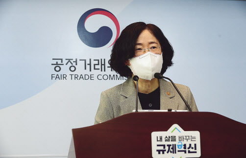 조성욱 공정거래위원장은 28일 정부세종청사에서 기자간담회를 열고 “(항공 기업결합이) 연내에는 심사 마무리될 것”이라고 밝혔다. 미국과 유럽(EU) 경쟁당국 결정이 결합에 필요하다는 점을 감안, 선제적으로 일정을 제시해 속도전을 유도하려는 취지가 담겼다. 해양수산부와 갈등을 빚고 있는 해운담합 관련 해운법에 대해서는 국무조정실이 ‘논의의 장’을 만들면 참여하겠다고 말했다. [공정거래위원회 제공]