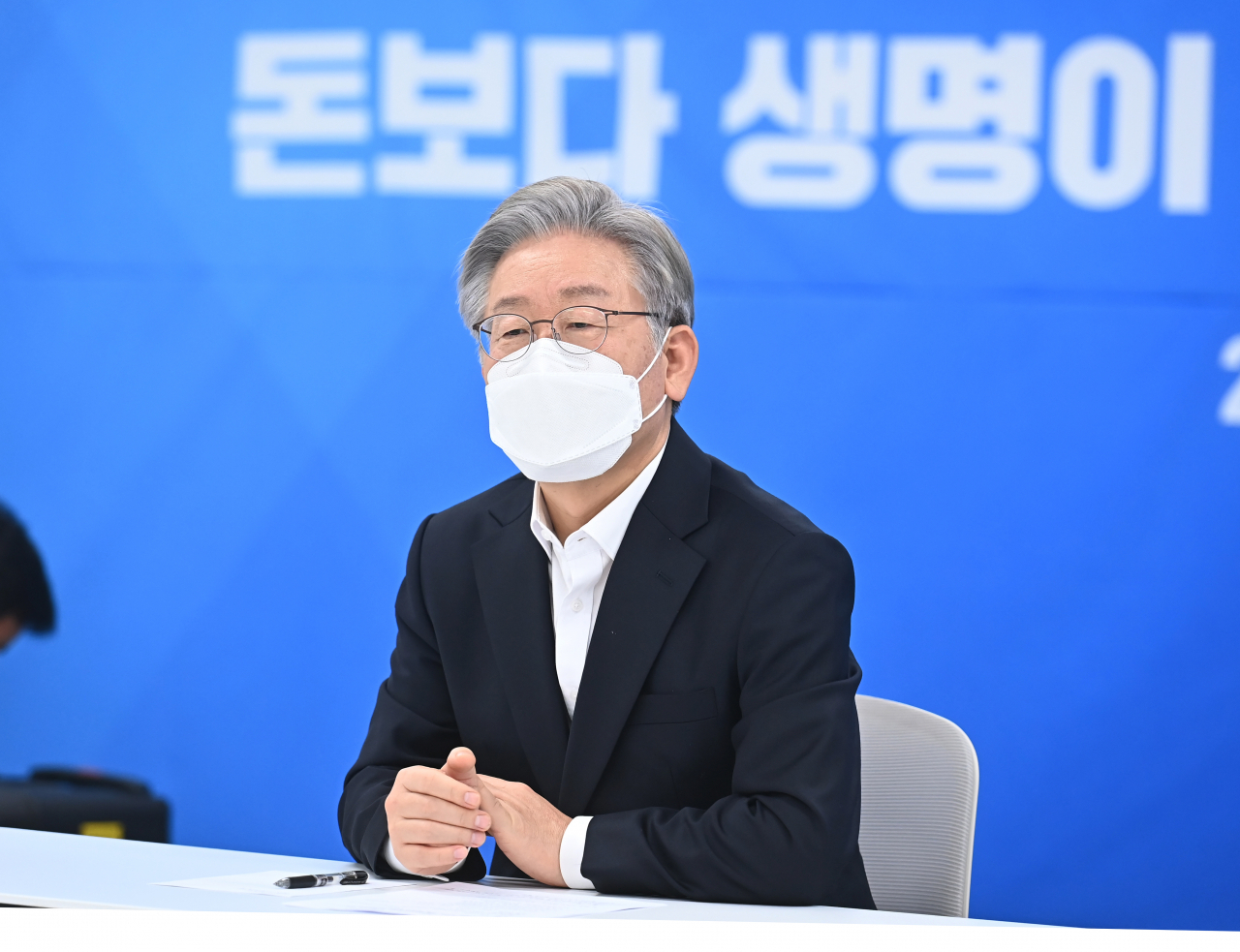 이재명 더불어민주당 대선후보가 지난 26일 오후 경기도 성남시의료원을 방문해 관계자들과 간담회를 하고 있다. [연합]
