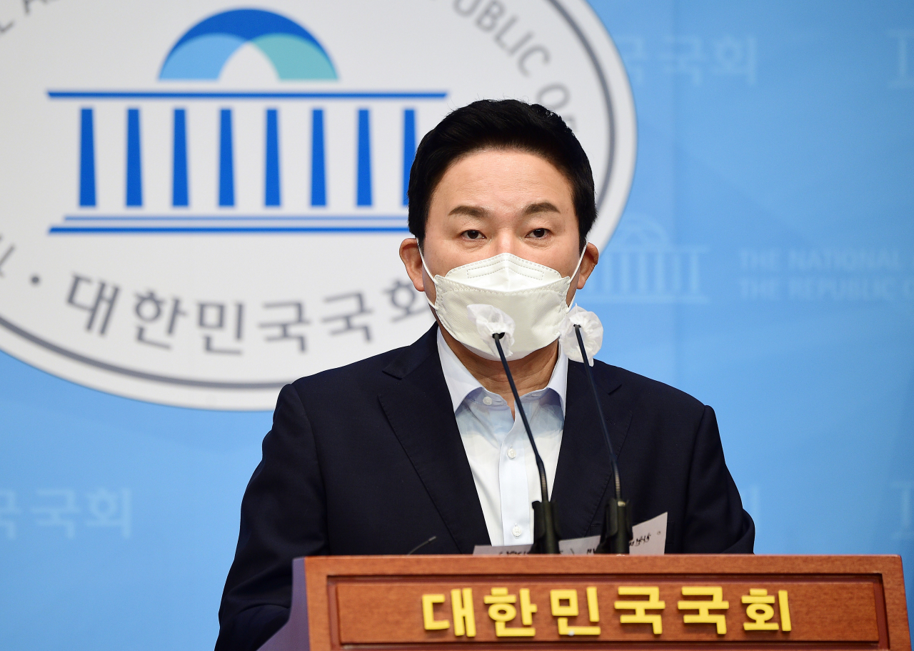 국민의힘 대권주자인 원희룡 전 제주지사가 28일 오전 서울 여의도 국회에서 대장동 게이트 관련 긴급 기자회견을 하고 있다. [연합]