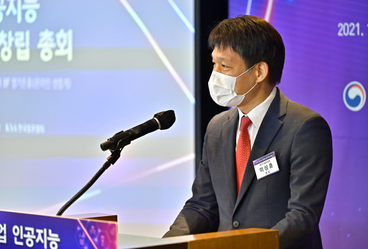 이상훈 산업통상자원부 국가기술표준원장이 28일 서울 양재동 엘타워에서 '민간 중심의 산업 인공지능 국제·국가 표준 개발 및 산학연 표준협력 네트워크 조성'을 위해 열린 '산업 인공지능 표준화 포럼' 창립총회에 참석해 환영사 하고 있다. [산업통상자원부 제공]