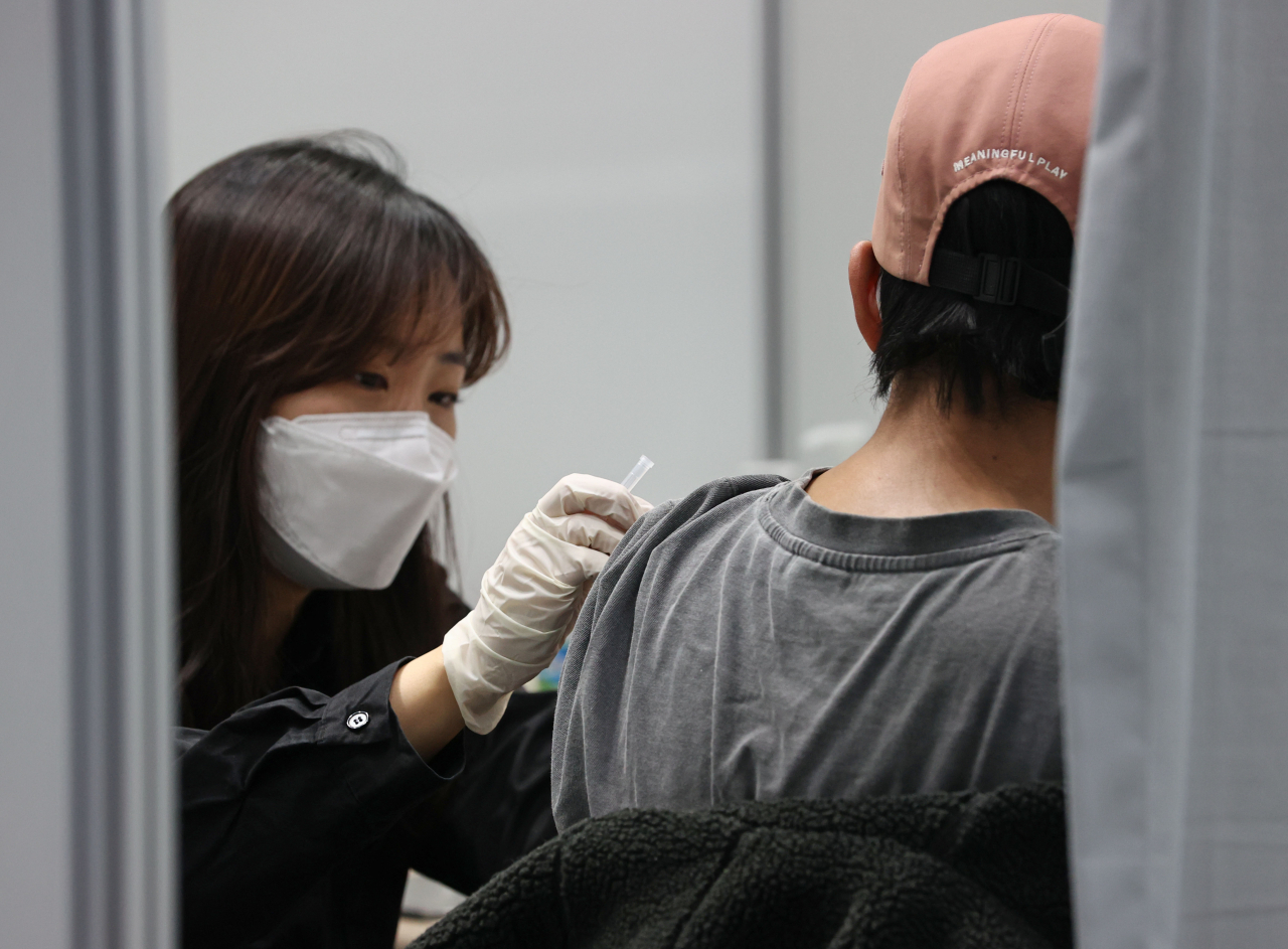 서울 마포구민체육센터에 마련된 코로나19 예방접종센터에서 시민이 백신 접종을 받고 있다. 연합뉴스