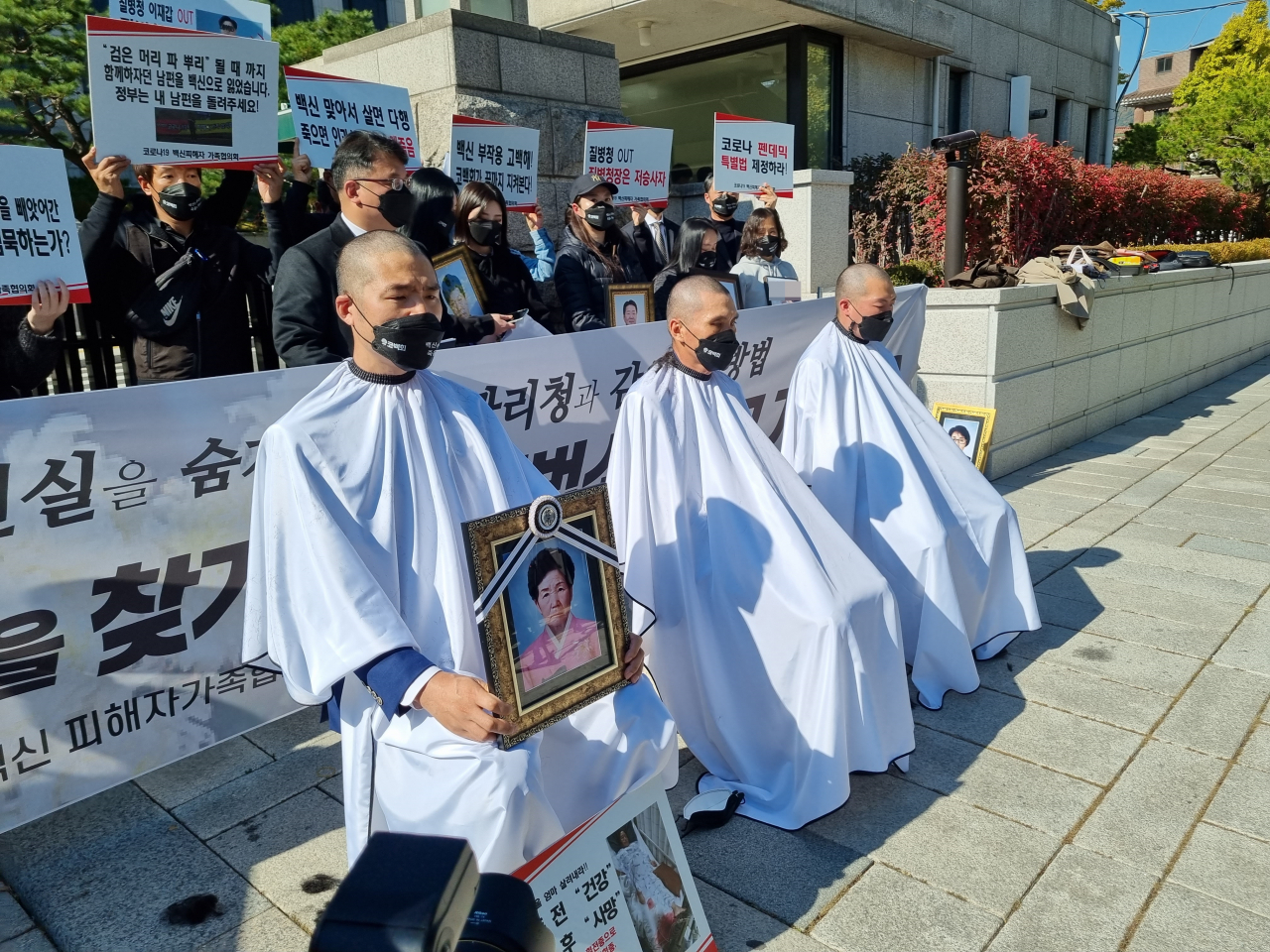 28일 오전 서울 종로구 헌법재판소 앞에서 코로나19백신피해자가족협의회(이하 코협회) 백신 피해구제를 요구하는 헌법소원 청구 기자회견을 연 뒤 삭발식을 진행했다. 김영철 기자