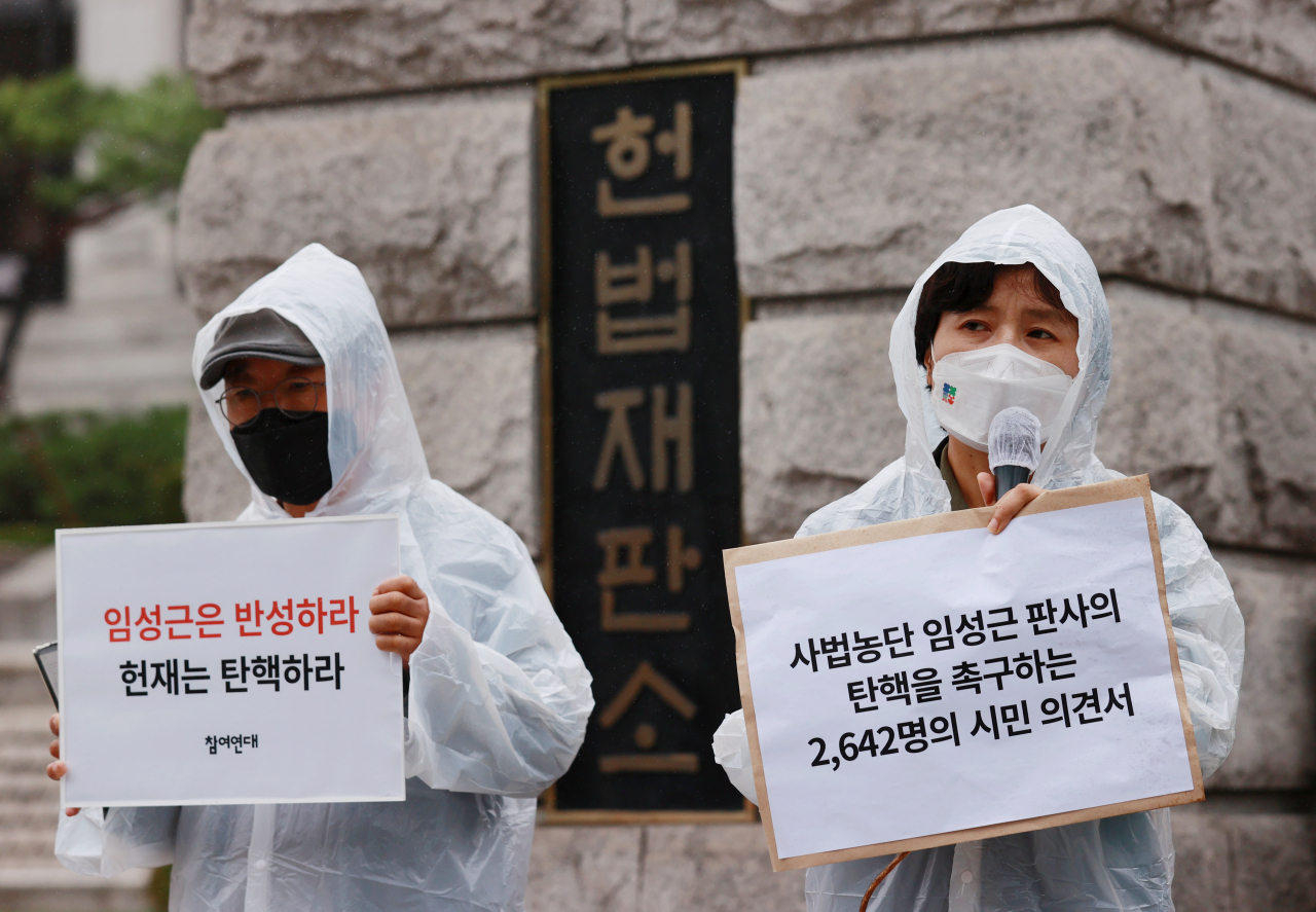 참여연대 사법감시센터 관계자, 법학교수, 시민사회단체 회원들이 6일 서울 종로구 재동 헌법재판소 앞에서 재판개입 혐의로 탄핵 소추된 임성근 전 고법 부장판사의 탄핵을 촉구하며 헌법재판소에 시민 의견서를 제출하기 앞서 기자회견을 하고 있다. [연합]