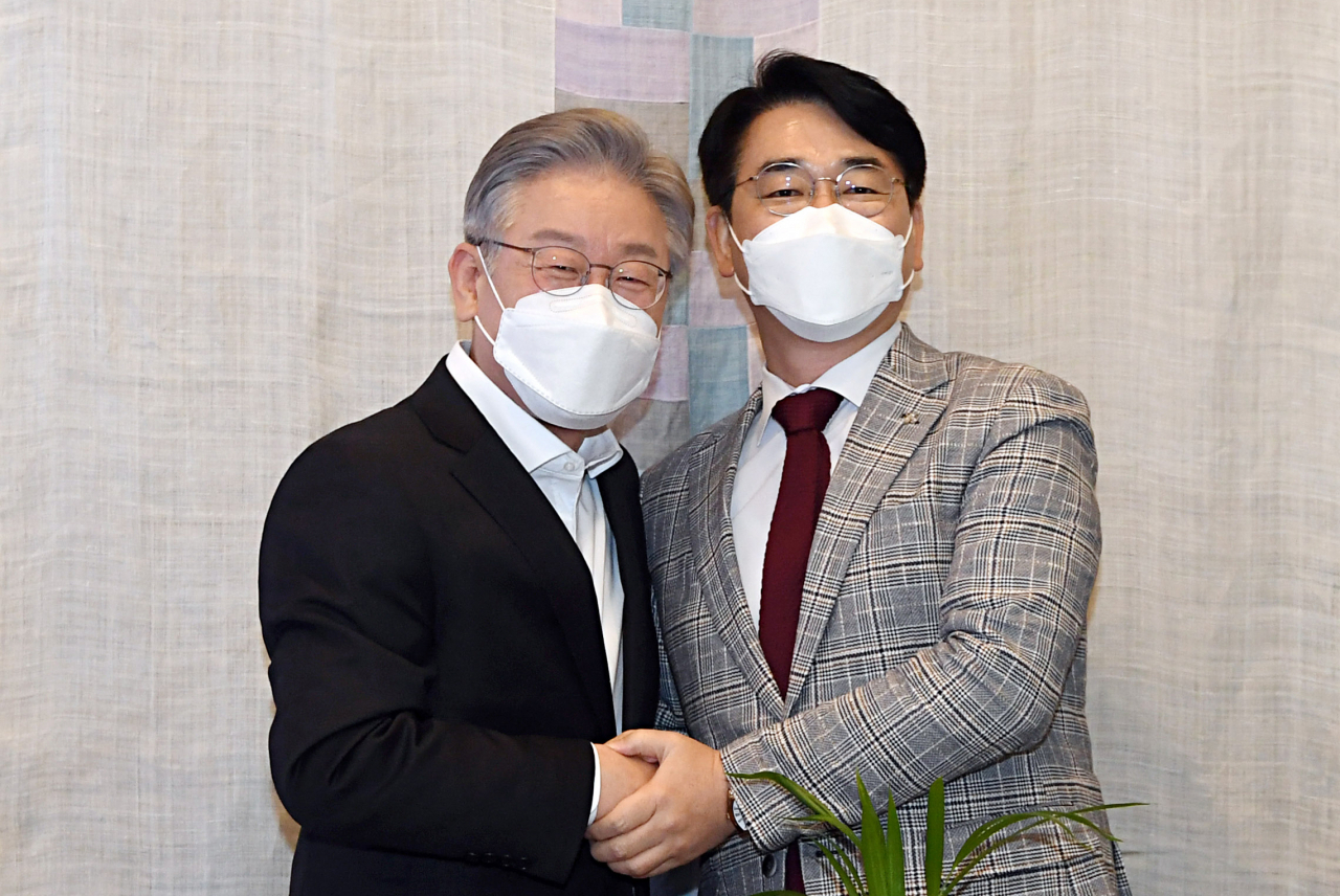 이재명 더불어민주당 대선후보와 박용진 의원이 28일 서울 영등포구 여의도의 한 음식점에서 악수하고 있다. [연합]