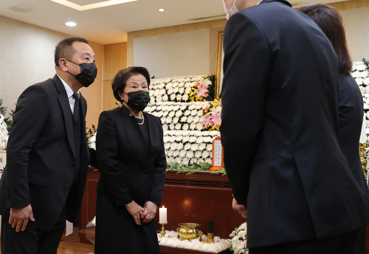 전두환 전 대통령의 부인 이순자 여사가 28일 서울 종로구 서울대병원 장례식장에 마련된 고(故) 노태우 전 대통령 빈소를 찾아 조문하고 있다. 2021. 10. 28 [사진공동취재단]