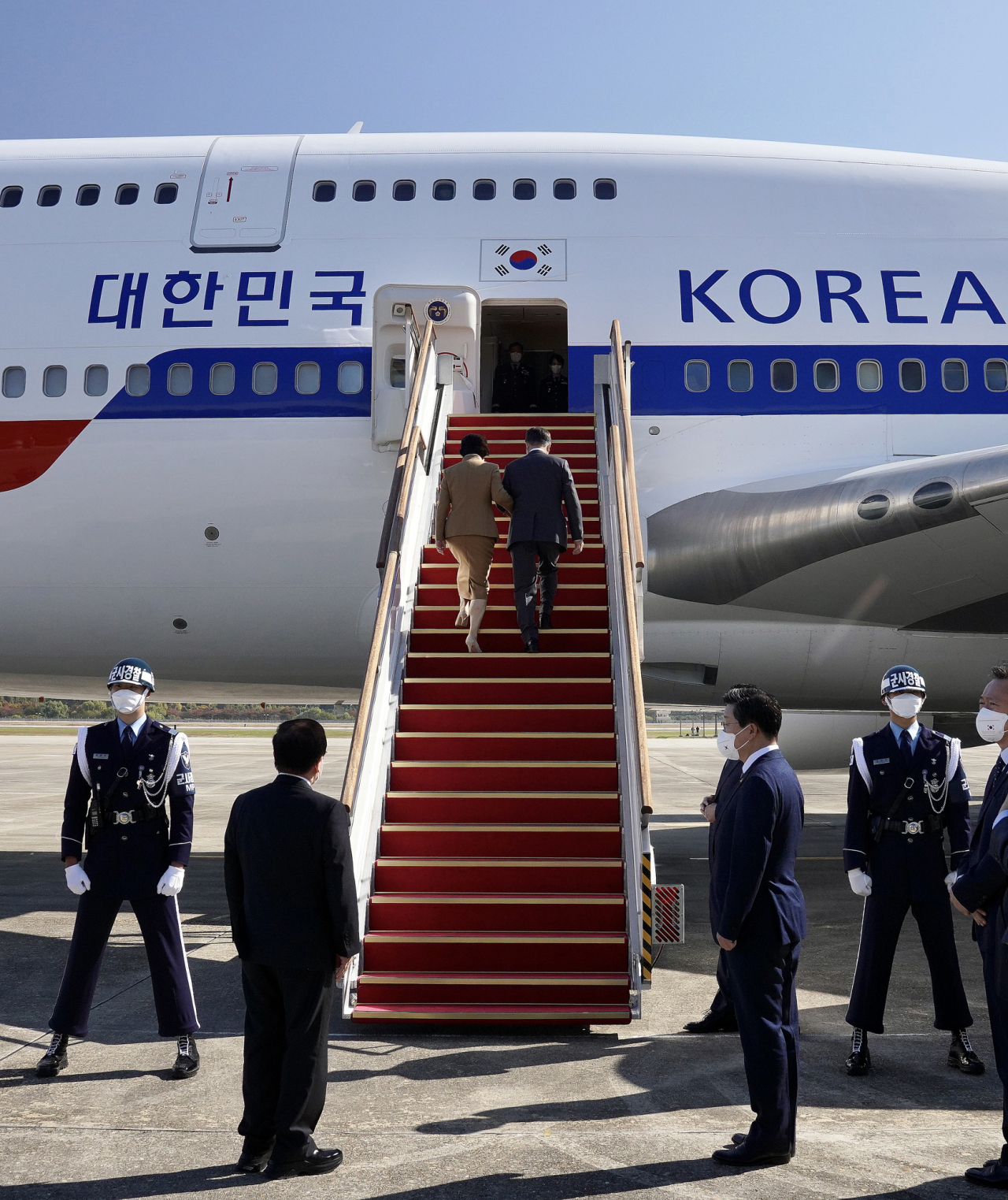 이탈리아 로마에서 열리는 주요 20개국(G20) 정상회의 참석과 교황청 공식방문 등을 위해 이탈리아, 영국, 헝가리 순방길에 오르는 문재인 대통령과 김정숙 여사가 28일 성남 서울공항에서 공군 1호기에 탑승하고 있다. 연합뉴스