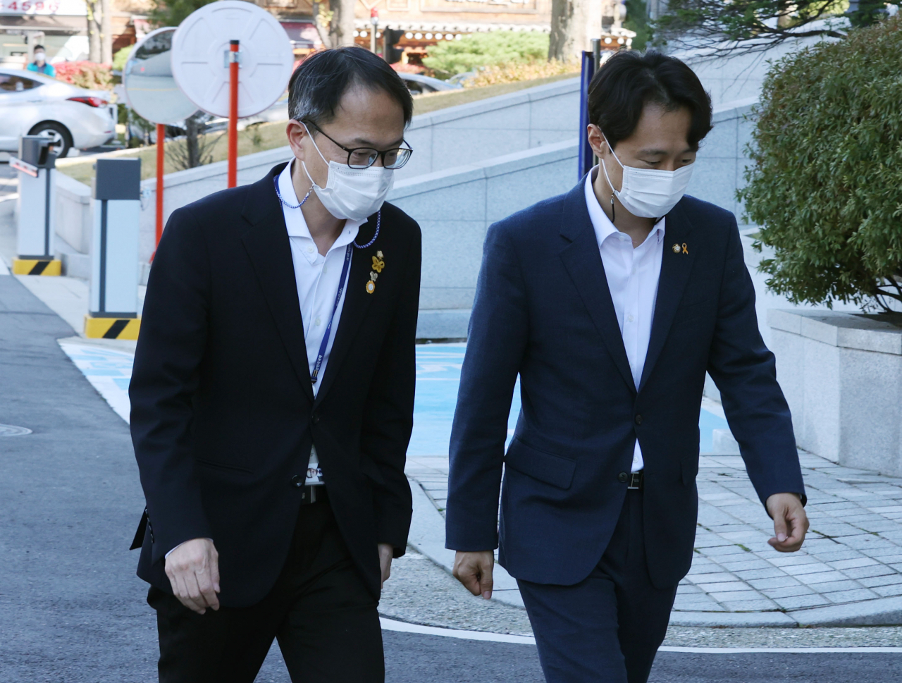 28일 오후 서울 종로구 헌법재판소에서 임성근 전 부장판사의 파면 여부 판단 탄핵심판 사건의 선고 공판이 열렸다. 박주민 더불어민주당 의원(왼쪽)과 이탄희 의원이 대심판정으로 향하고 있다. [연합]