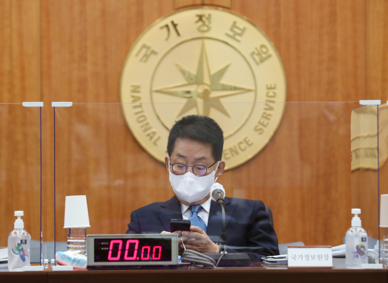 박지원 국가정보원장이 28일 국가정보원 청사에서 열린 국회 정보위원회 2021년도 국가정보원 국정감사 시작을 기다리고 있다. [연합]