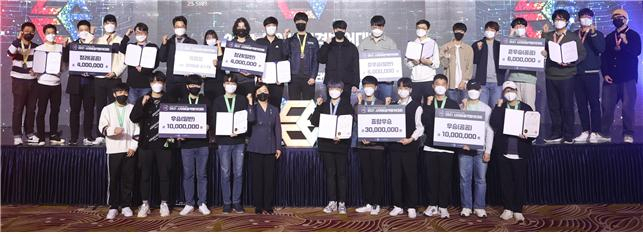 2021사이버공격방어대회’ 시상식에서 김선희 국가정보원 3차장(앞줄 왼쪽에서 5번째)과 수상자들이 기념사진을 찍고 있다. [국가정보원 제공]