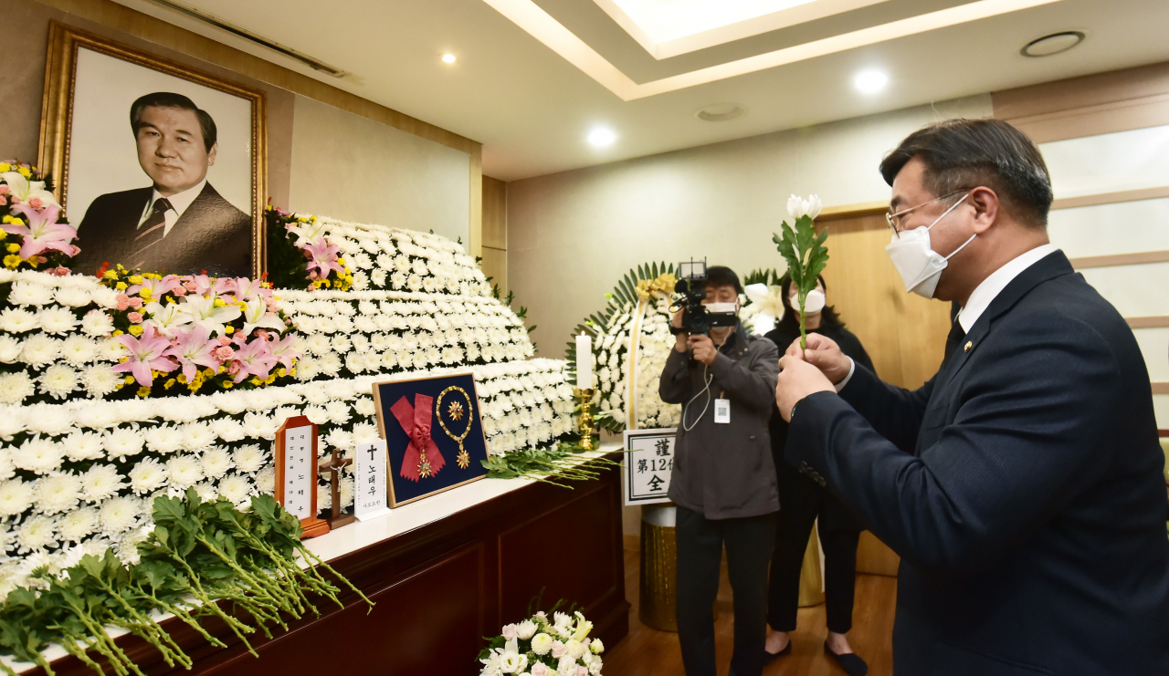 더불어민주당 윤호중 원내대표가 28일 서울 종로구 서울대병원 장례식장에 마련된 고 노태우 전 대통령 빈소에서 조문하고 있다. [연합]