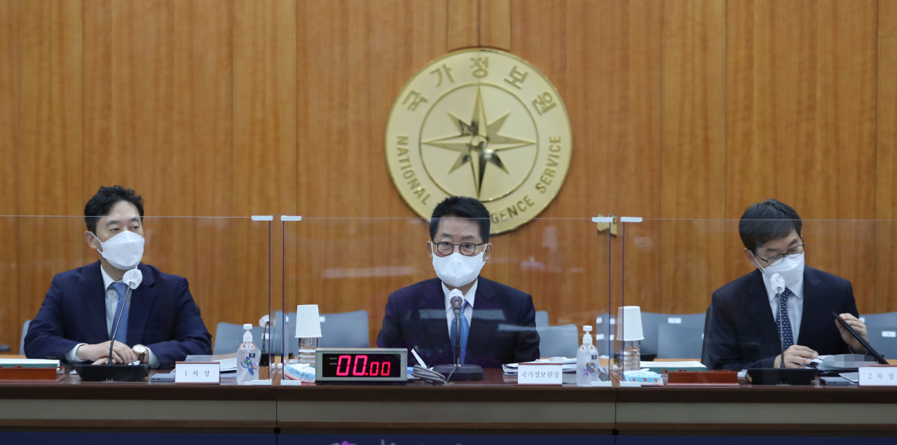 박지원 국가정보원장(가운데)이 28일 국정원에서 열린 정보위원회의 국정원 국정감사에 출석, 감사준비를 하고 있다. 왼쪽부터 윤형중 1차장, 박지원 국정원장, 박정현 2차장. [연합]