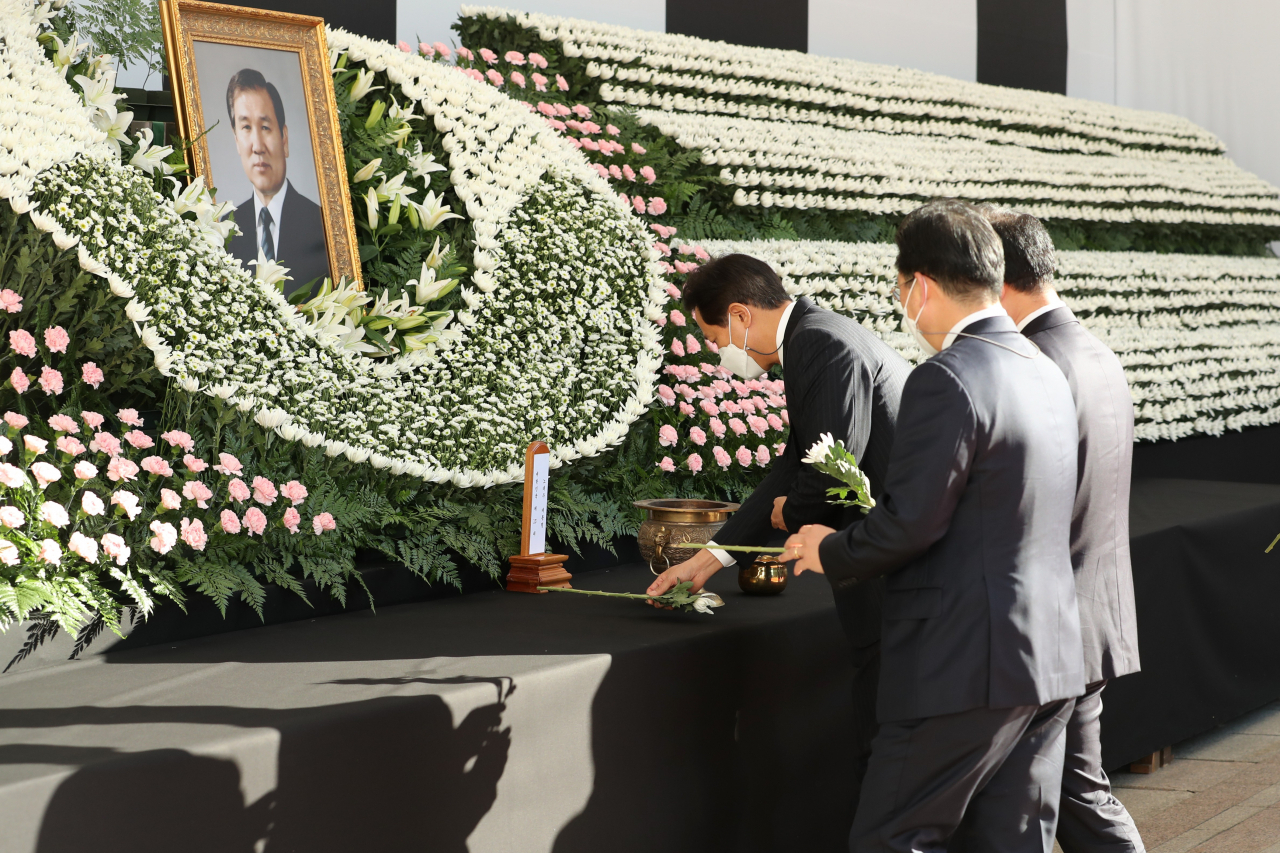 오세훈 서울시장이 28일 서울광장에 설치된 고 노태우 전 대통령 국가장 합동분향소에서 서울시청 간부들과 함께 조문하고 있다. 연합뉴스