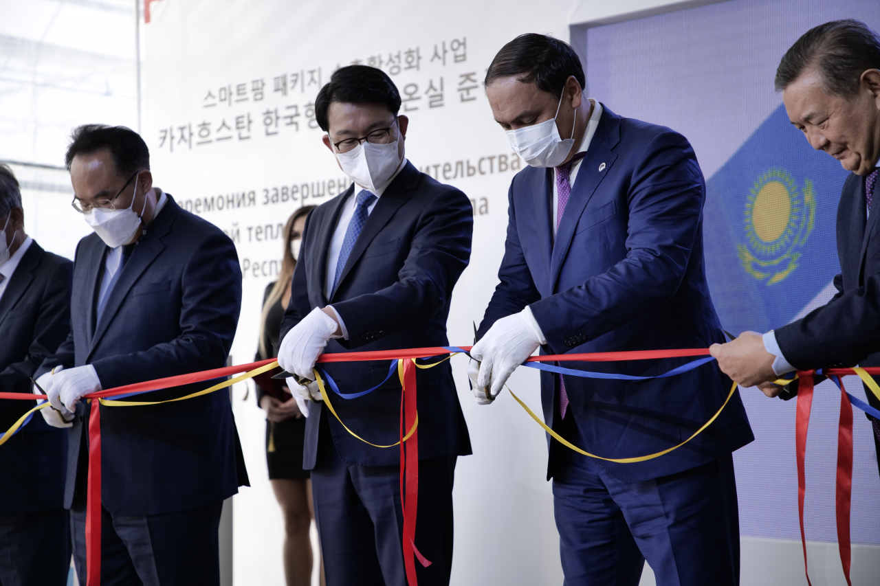 김종구(가운데) 농림축산식품부 농업생명정책관이 28일(현지시간) 카자흐스탄 알마티에서 진행된 한국형 스마트팜 시범온실 준공식에서 테이프커팅을 하고 있다. ［농림축산식품부 제공］