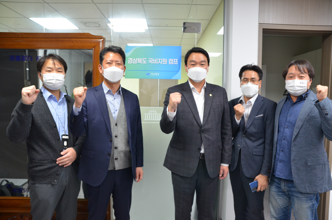 경북도는 27일 내년도 국비확보를 위해 정희용 국회의원실에 ‘국회캠프’를 설치했다. 정희용 의원(오른쪽 세번째)과 김장호 경북도 기획조정실장(왼쪽 두번째) 등이 이날 현판식을 가진후 기념 촬영을 하고 있다.[경북도 제공]