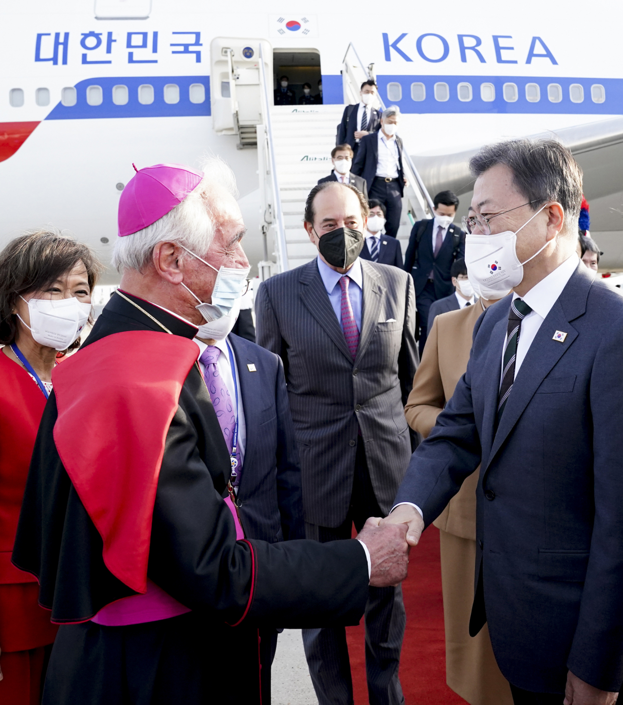 문재인 대통령과 김정숙 여사가 주요 20개국(G20) 정상회의 참석과 교황청 공식방문을 위해 28일(현지시간)이탈리아 로마 피우미치노 국제공항에 도착, 교황청 특별영접관과 악수하고 있다. 연합뉴스