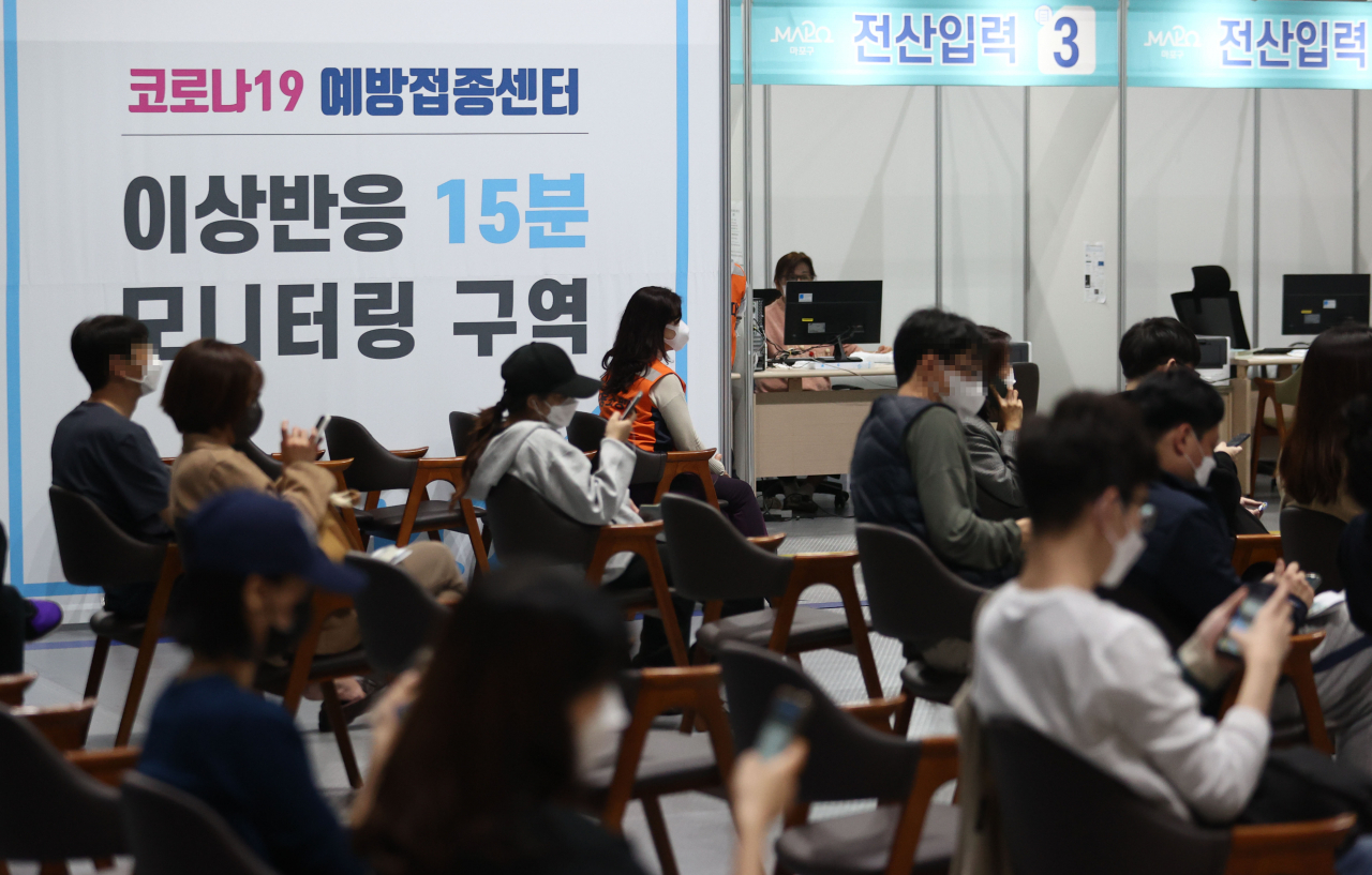 28일 오후 운영 종료를 하루 앞둔 서울 마포구민센터 코로나19 예방접종센터에서 시민들이 백신 접종 후 이상반응 모니터링을 위해 대기하고 있다. [연합]