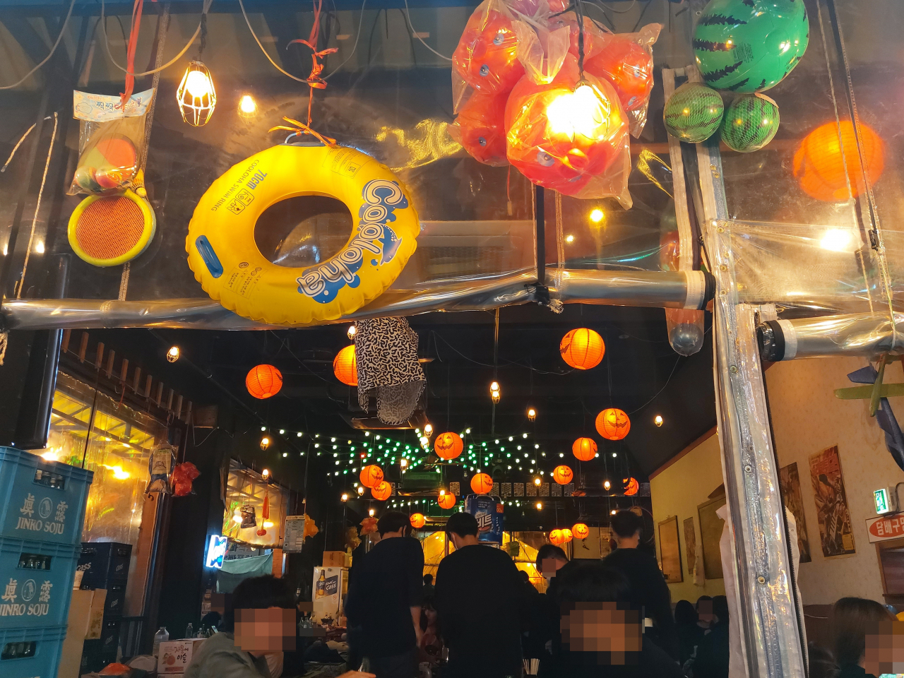 핼러윈 주말을 앞둔 지난 28일 오후 9시께 서울 마포구 홍대거리 인근에 위치한 A식당에 손님들이 북적이고 있다. 김희량 기자