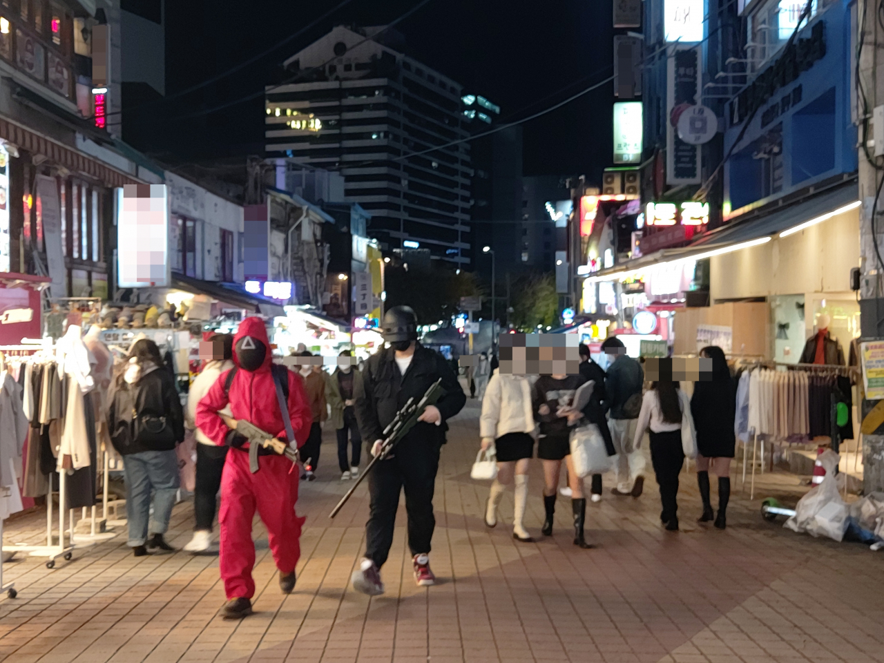 핼러윈 주말을 앞둔 지난 28일 오후 9시께, 넷플릭스 시리즈 오징어게임의 복장을 하고 거리를 누비는 시민들의 모습. 김희량 기자