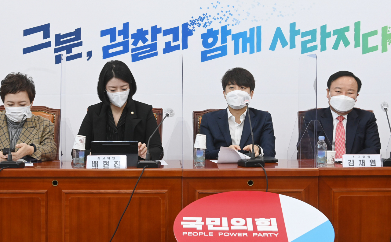 이준석 국민의힘 대표(오른쪽 두번째)가 지난 28일 오전 국회에서 열린 최고위원회의를 주재하고 있다. [연합]