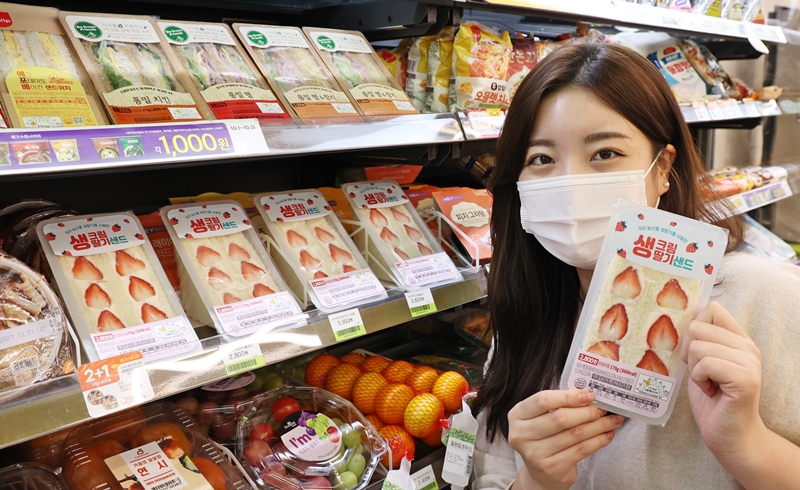 편의점 CU가 동절기 대표 상품인 딸기 샌드위치 판매를 지난해보다 보름 앞당겨 출시한다.[CU 제공]