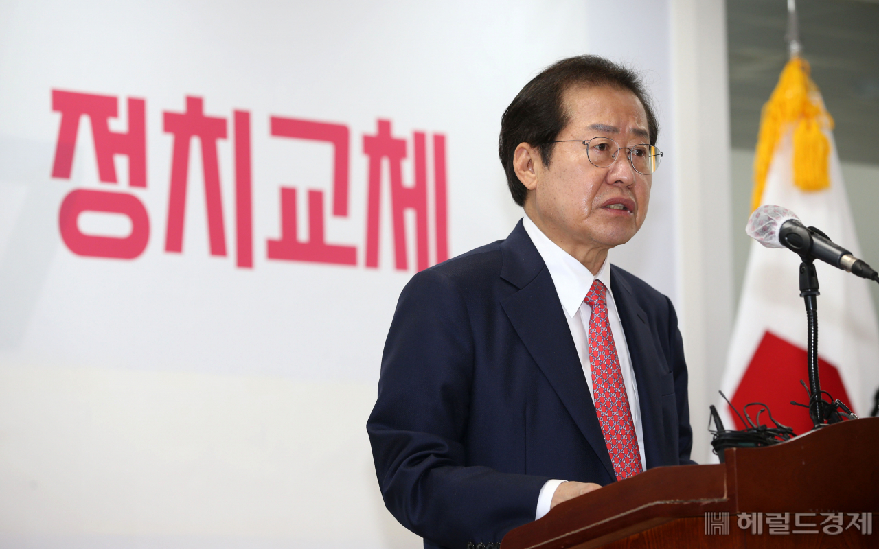 [헤럴드경제=이상섭 기자] 국민의힘 대권주자인 홍준표 의원이 29일 오전 서울 여의도 선거사무소에서 '정치 대개혁' 공약발표를 하고 있다.
