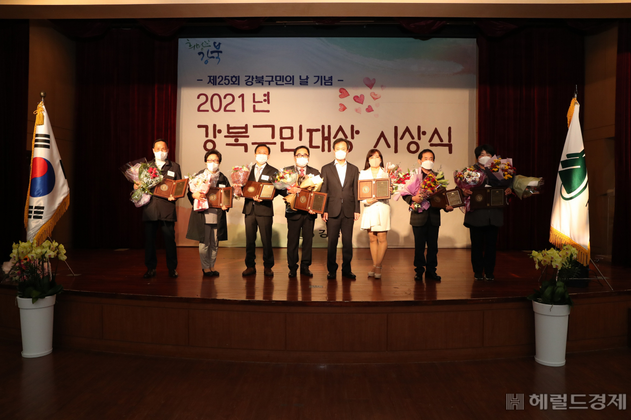 28일 강북구민대상 시상식에서 박겸수(왼쪽에서 다섯번째) 구청장과 수상자들이 기념 촬영을 하고 있다. [강북구 제공]