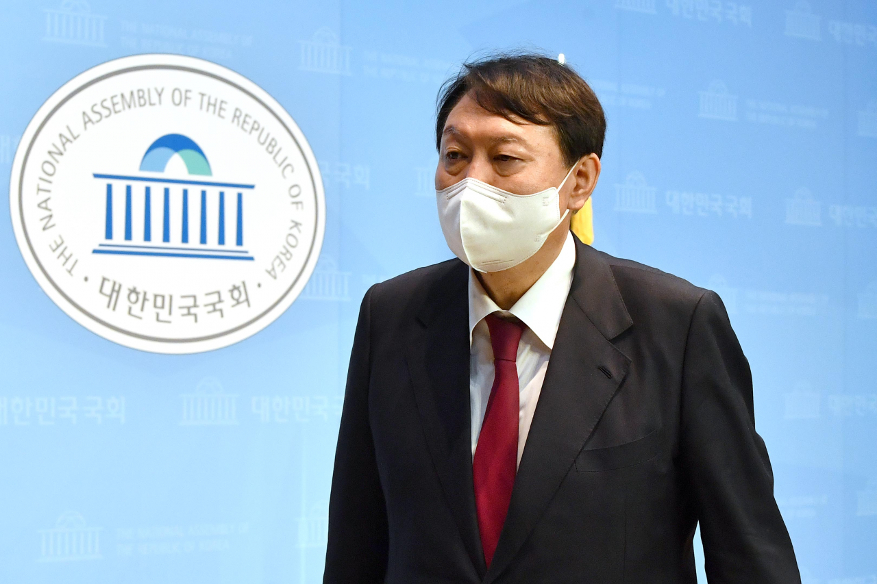 윤석열 국민의힘 대선 경선 후보가 28일 국회 소통관에서 대국민 지지호소문을 발표한뒤 기자회견장을 나서고 있다. [헤럴드경제=이상섭 기자]