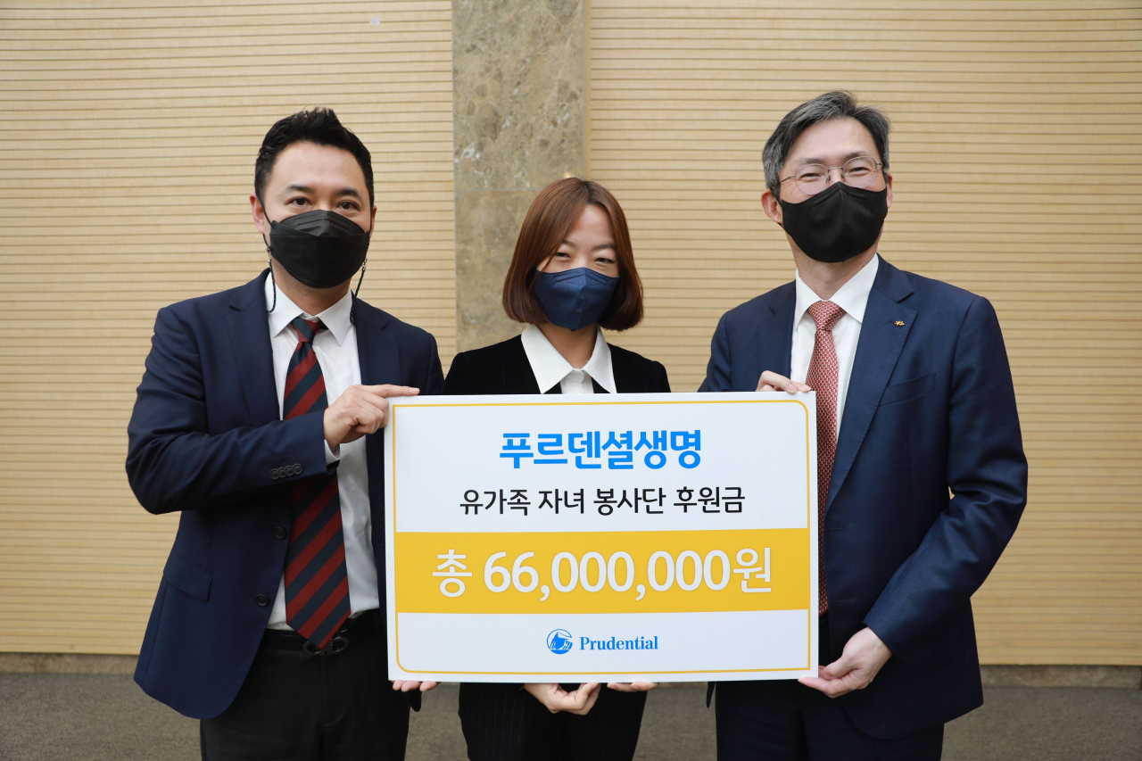28일 서울 푸르덴셜타워에서 진행된 ‘2021 나눔아카데미 기부금 전달식’에서 (왼쪽부터)푸르덴셜사회공헌위원회 기금분과 단장 황호준 라이프플래너, 나눔아카데미 사업단장 구선숙 세일즈매니저, 민기식 푸르덴셜생명보험 대표이사 사장이 기념 사진을 촬영하고 있다.