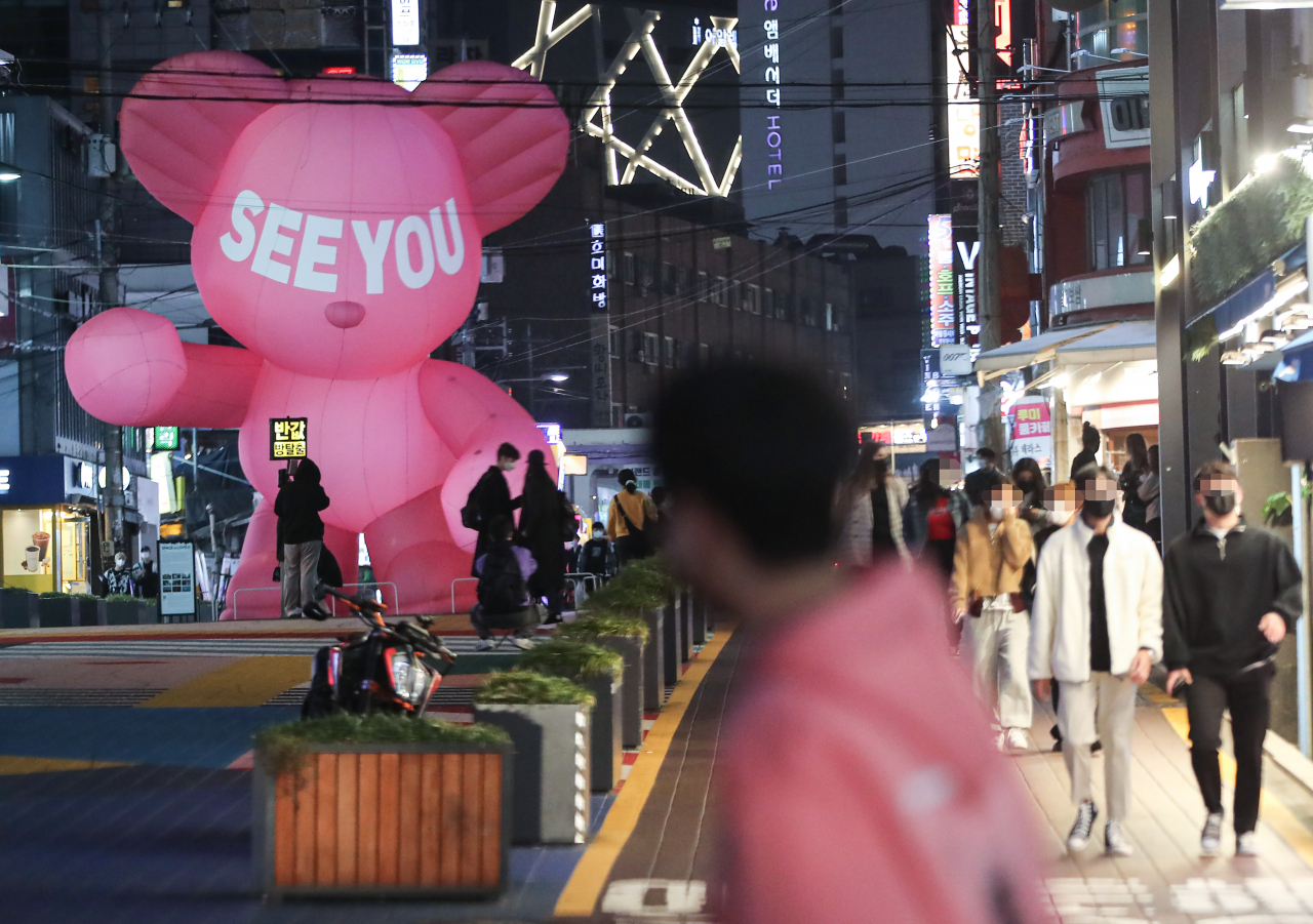 내달 1일부터 일상 회복을 위한 '위드코로나'에 대한 단계적 계획이 시행될 것으로 알려진 25일 밤 서울 마포구 홍대 앞 젊음의 거리가 시민들로 붐비고 있다. 연합뉴스
