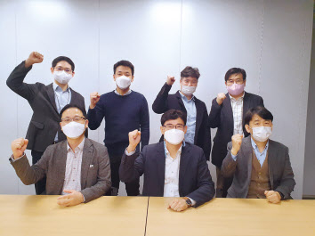 삼성화재 기업안전연구소 이용환 담당(앞줄 가운데)과 부서원들이 화이팅을 외치고 있다.