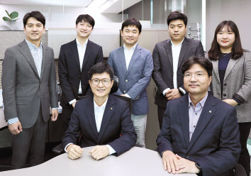 DB손해보험 자동차업무팀 김학출 상무 와 자동차업무팀 직원들이 기념촬영을 하고 있다.