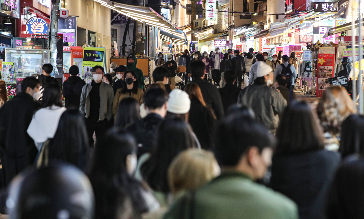 내달 1일부터 일상 회복을 위한 '위드코로나'에 대한 단계적 계획이 시행될 것으로 알려진 25일 밤, 서울 마포구 홍대 앞 젊음의 거리가 시민들로 붐비고 있다. 연합뉴스
