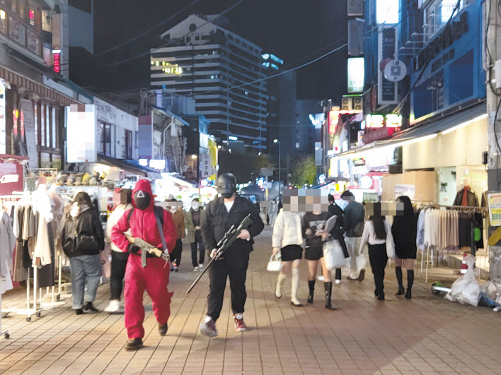 핼러윈 주말을 앞둔 지난 28일 오후 9시께, 넷플릭스 시리즈 오징어게임의 복장을 하고 거리를 누비는 시민들의 모습. 김희량 기자