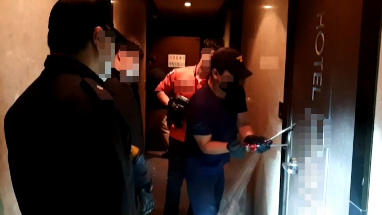 28일 서울 강남구 한 호텔에서 유흥주점과 성매매 장소로 개조된 출입문을 강제 개방하는 모습. [수서경찰서 제공]