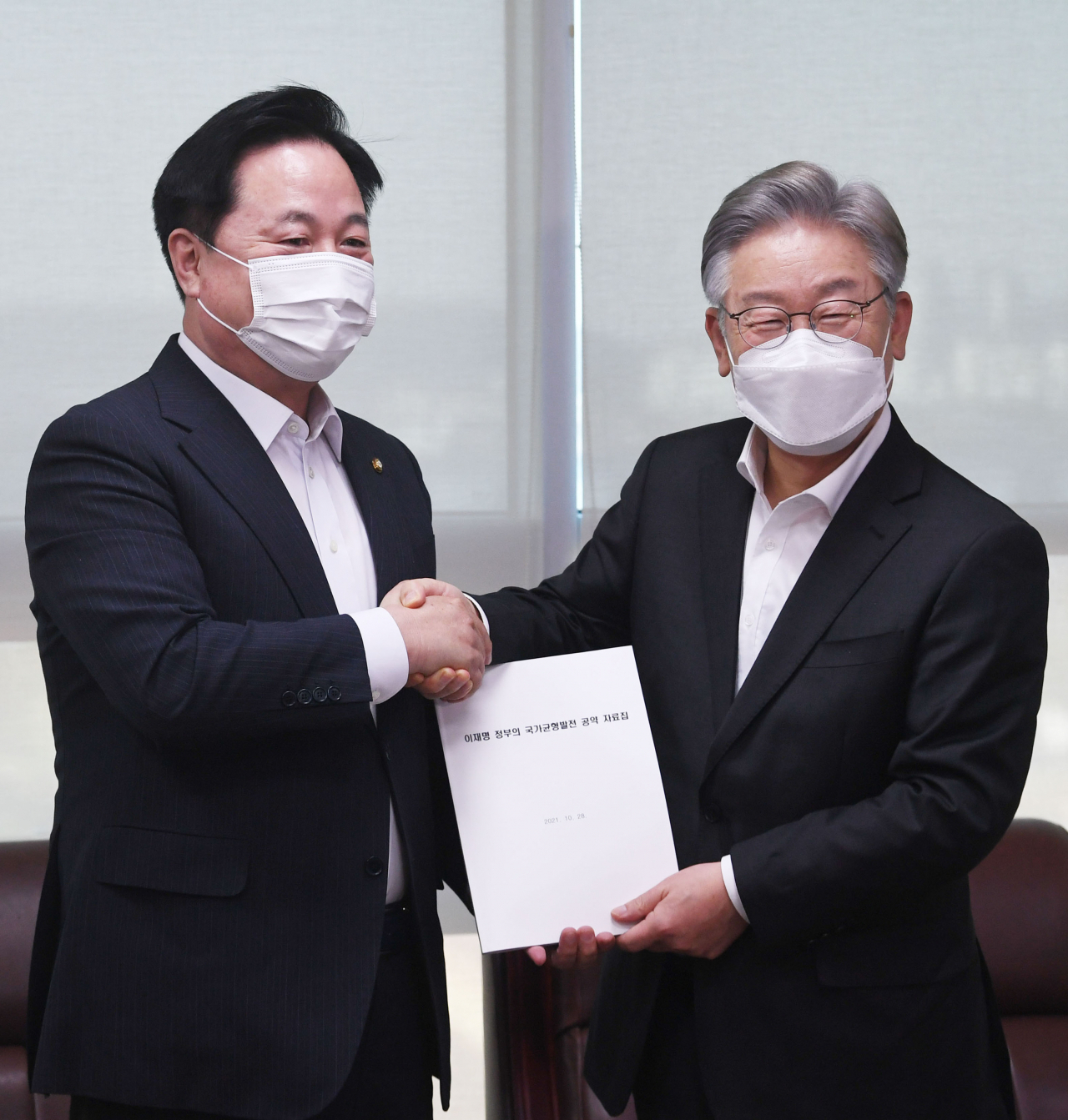 더불어민주당 김두관 의원은 28일 오후 서울 여의도 국회 의원회관 사무실에서 이재명 대선 후보(오른쪽)를 만났다. [연합]