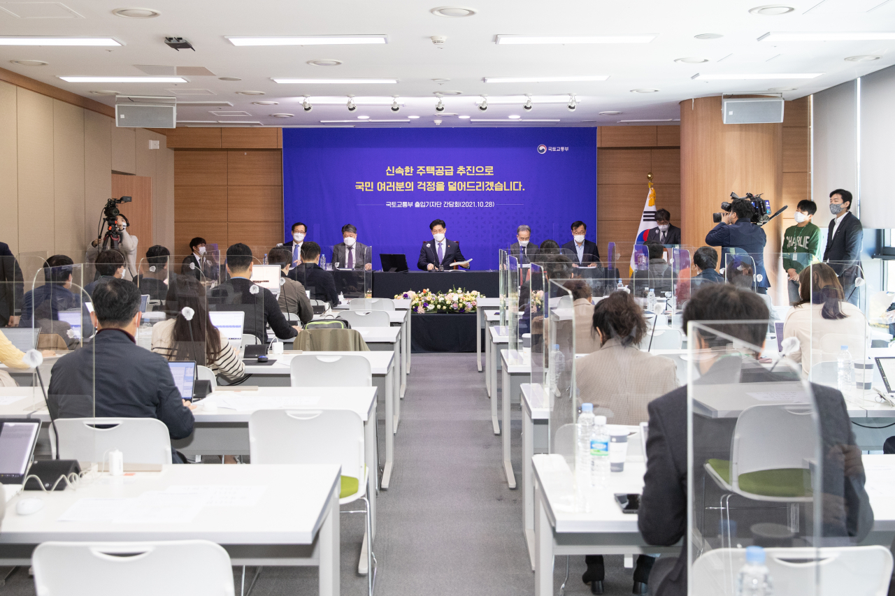 국토부, 11월 초 분양가상한제 개편안 발표…“분양가 올려준다는 것 아냐” [부동산360]