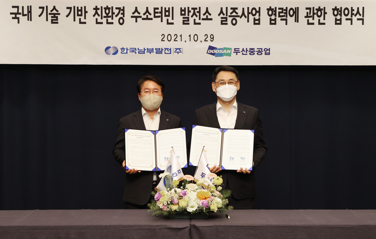 이승우(왼쪽) 한국남부발전 사장이 29일 경기 분당 두산타워에서 ‘국내기술 기반 친환경 수소 터빈 발전소 실증사업 추진을 위한 업무협약’을 체결한 후 기념촬영을 하고 있다. ［한국남부발전 제공］