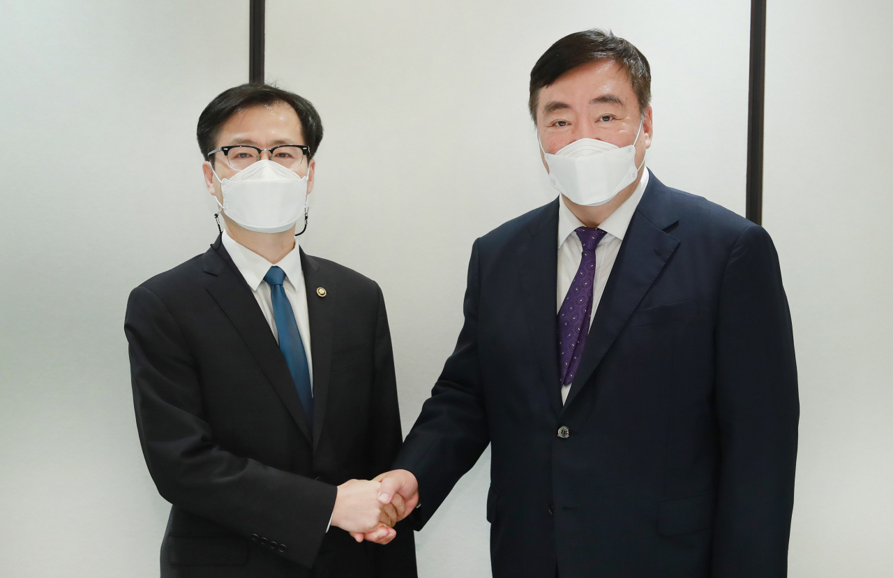 여한구(왼쪽) 산업통상자원부 통상교섭본부장이 29일 서울 중구 한 식당에서 싱하이밍(Xing Haiming) 주한중국대사와의 접견에 앞서 기념촬영을 하고 있다.［산업통상자원부 제공］