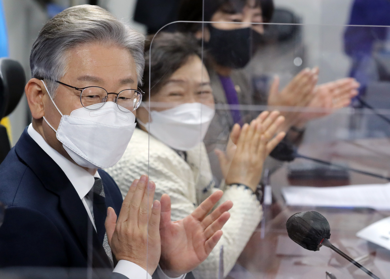 이재명 더불어민주당 대선 후보가 29일 오전 국회 의원회관에서 열린 '단계적 일상회복 점검 간담회'에서 참석자들과 함께 손뼉을 치고 있다. [연합]
