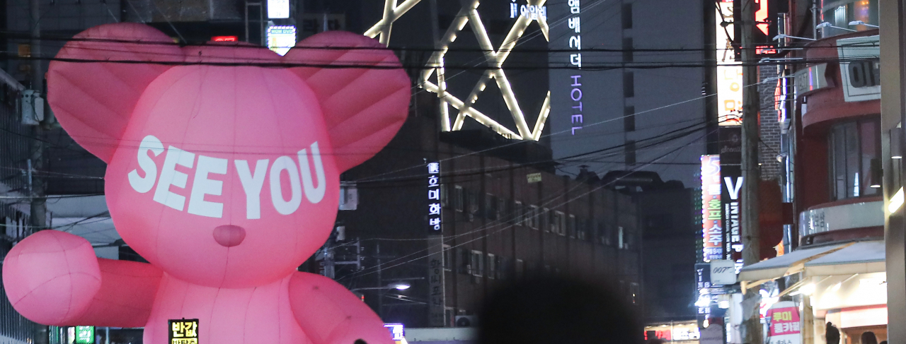 11월 1일부터 일상 회복을 위한 '위드코로나'에 대한 단계적 계획이 시행될 것으로 알려진 지난 25일 밤, 서울 마포구 홍대 앞 젊음의 거리에 불이 환하게 밝혀져있다. [연합]