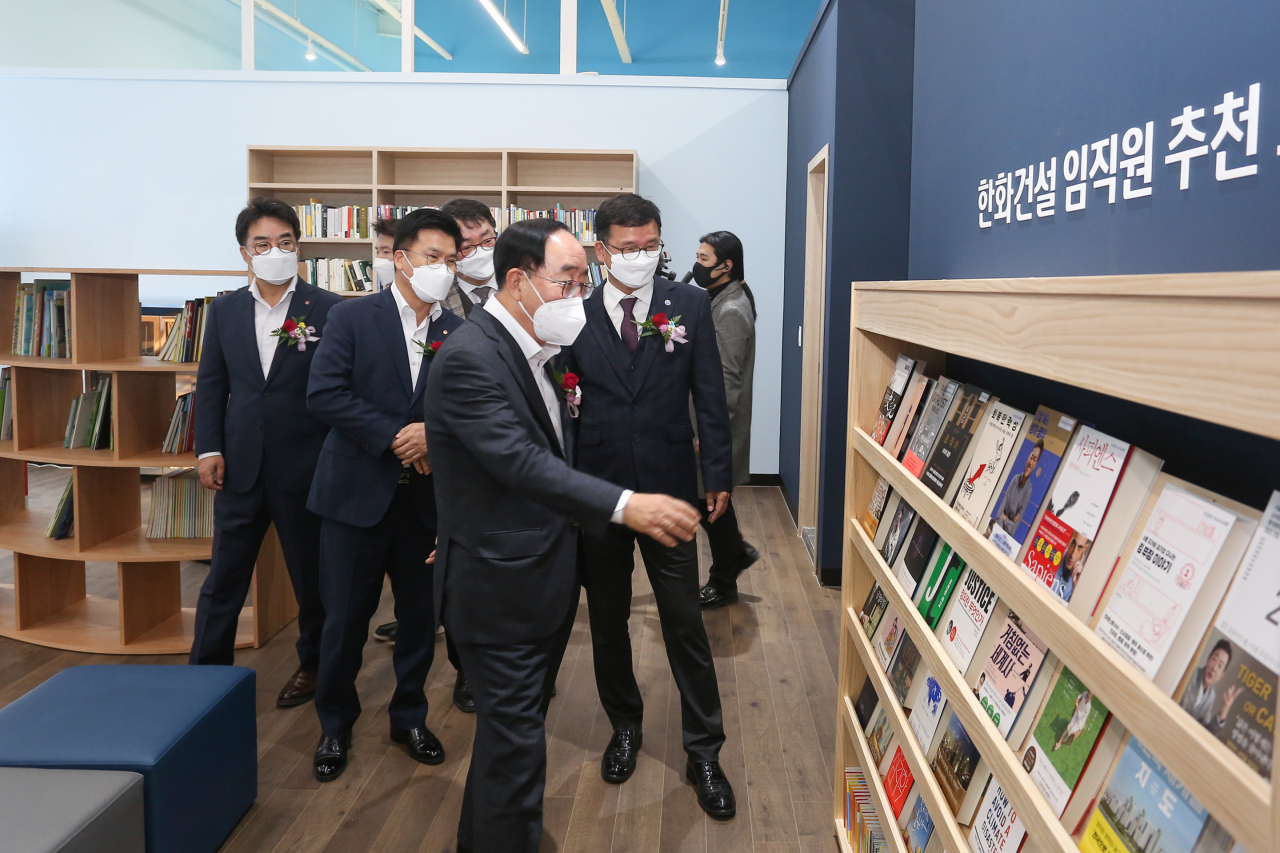 인천 미추홀구에 위치한 ‘시민협력플랫폼 공감’ 내 포레나 도서관 100호점 개관식에서 참석자들이 도서관 내부를 둘러보고 있다. [한화건설 제공]