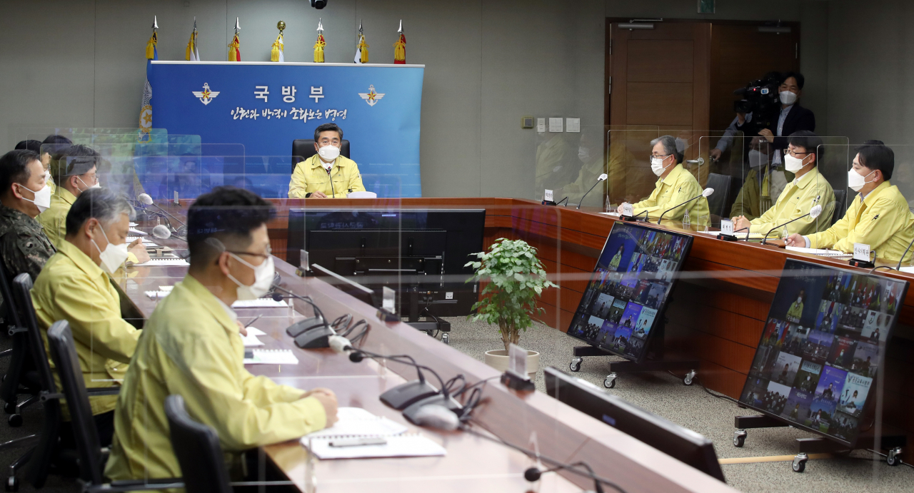 서욱 국방부 장관(오른쪽)이 29일 오후 서울 용산구 국방부 회의실에서 코로나19 전군 주요지휘관 회의를 주재하고 있다. [국방일보 제공. 재판매 및 DB 금지] 연합뉴스