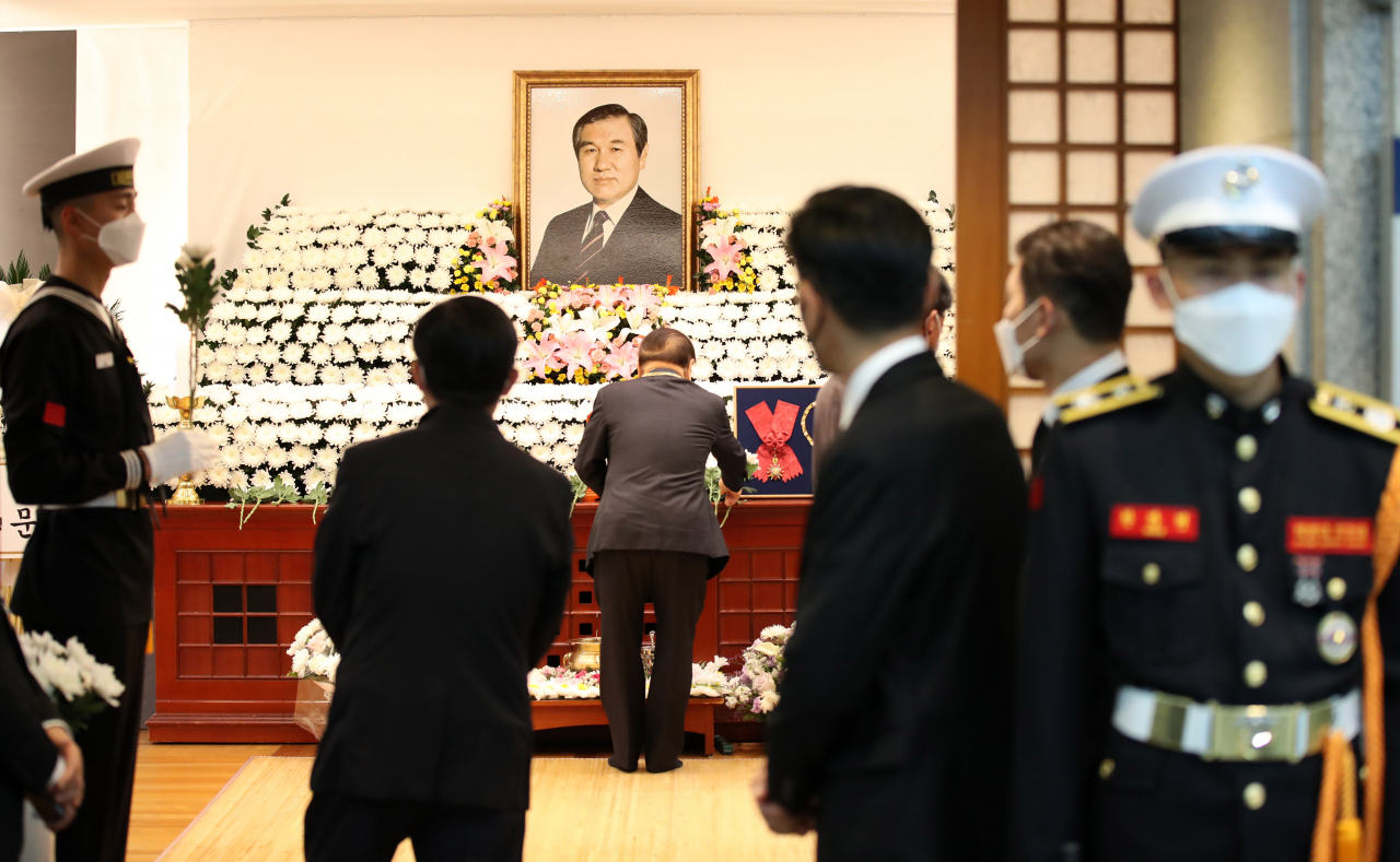 29일 서울 종로구 서울대병원 장례식장에 마련된 고(故) 노태우 전 대통령 빈소에서 조문객들이 조문하고 있다. 연합뉴스