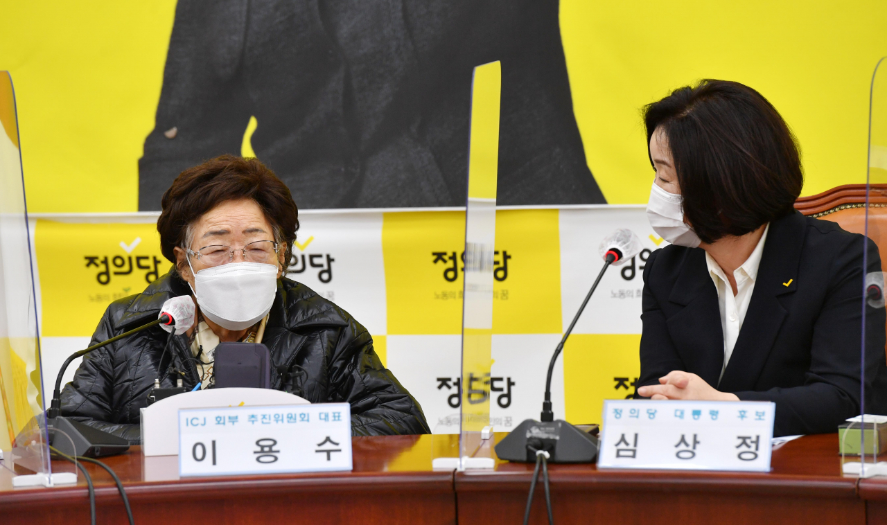 정의당 심상정 대선 후보가 29일 국회 본청에서 일본군 위안부 피해자 이용수 할머니와 면담을 하고 있다. 이 할머니는 국제사법재판소 회부 추진위원회 대표 자격으로 심 후보를 만났다. 연합뉴스