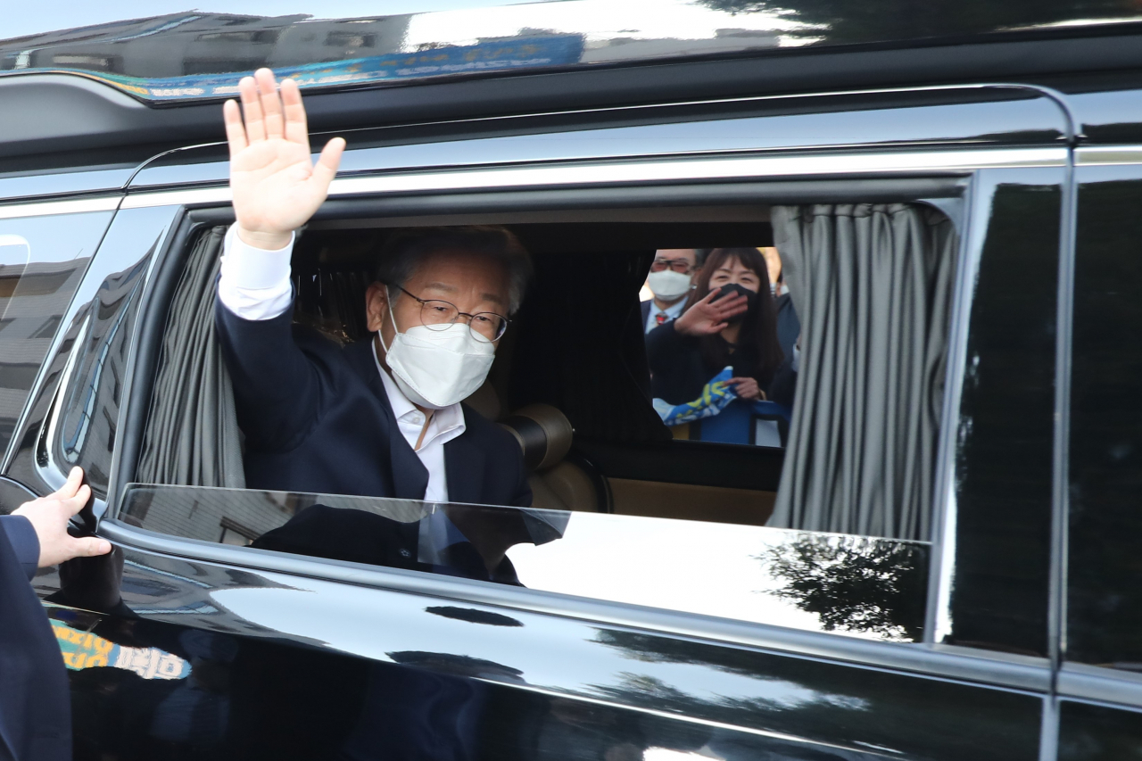 이재명 더불어민주당 대선 후보가 29일 경기도 성남 수정구 신흥동 성남 제1공단 근린공원 조성공사 현장을 둘러본 뒤 지지자들에게 손을 들어 인사하고 있다. [국회사진기자단]